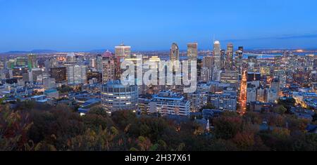 Vue panoramique aérienne de la ville de Montréal au crépuscule en automne, Québec, Canada Banque D'Images