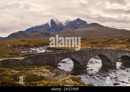 Le vieux pont de Sligachan sous Bruach na Frithe et Sgurr nan Gillean, île de Skye. Banque D'Images