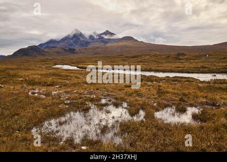 La rivière Sligachan sous Bruach na Frithe et Sgurr nan Gillean, île de Skye. Banque D'Images