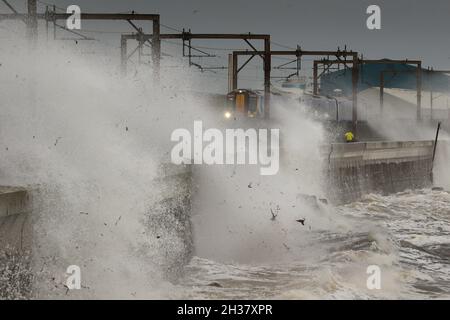 Saltcoats, Royaume-Uni.26 octobre 2021.De forts vents de plus de 50 km/h sur la côte ouest d'Ayrshire, en Écosse, ont causé des vagues d'environ 20 mètres de haut s'écrasant dans la promenade de Seaview Road, la passerelle populaire entre Saltcoats et Stevenston., crédit: Findlay/Alamy Live News Banque D'Images