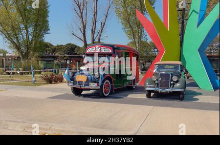 AVELLANEDA - BUENOS AIRES, ALBANIE - 27 septembre 2021 : bus Chevrolet 1942 pour le transport public de passagers à Buenos Aires et cabriolet Ford 1935.Expo F Banque D'Images