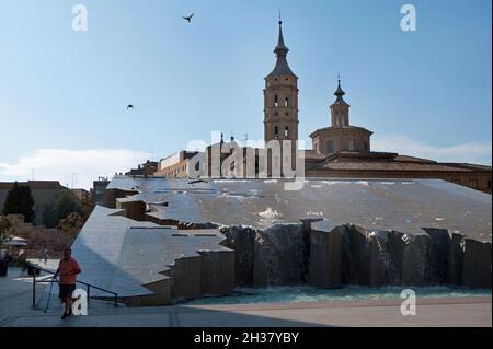 Fuente de la Hispanidad (Fontaine d'Hispanicité) à Saragosse, Espagne, avec Iglesia de San Juan de los Panetes en arrière-plan Banque D'Images