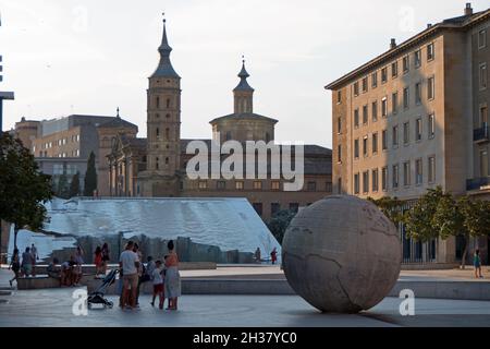 Fuente de la Hispanidad (Fontaine d'Hispanicité) à Saragosse, Espagne, avec Iglesia de San Juan de los Panetes en arrière-plan Banque D'Images