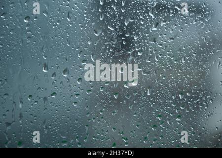 La pluie tombe sur le verre des fenêtres. Banque D'Images