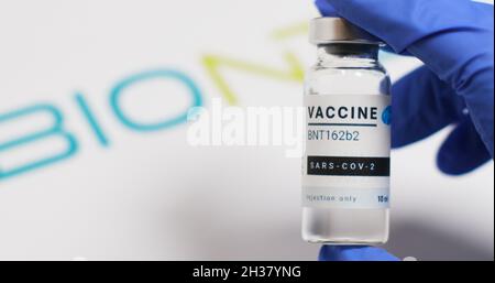 Odessa, Ukraine - 9 décembre 2020 : un scientifique ou un médecin porte un nouveau vaccin BNT162b2 pour l'injection de volontaires humains contre le COV-SRAS Banque D'Images