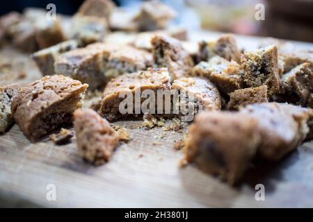 Tranches de tarte aux prunes coupées pour servir Banque D'Images