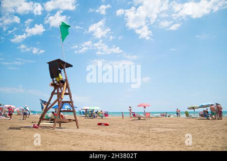 ALCOSSEBRE, ESPAGNE - 22 septembre 2021 : Alcossebre, Communauté Valencienne, Espagne - août 2021.Nage en toute sécurité à la plage.Drapeau vert sur la tour Lifeguard à TH Banque D'Images