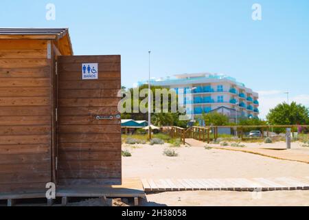 ALCOSSEBRE, ESPAGNE - 22 septembre 2021 : Alcossebre, Communauté Valencienne, Espagne - août 2021.Toilettes de plage en bois avec porte ouverte. Banque D'Images