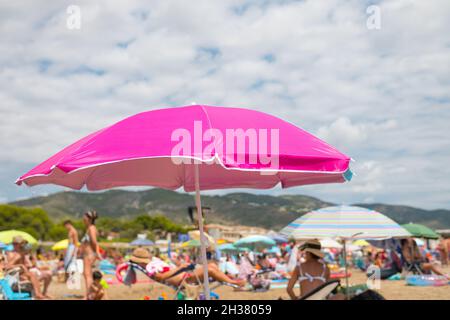 ALCOSSEBRE, ESPAGNE - 22 septembre 2021 : Valence, Espagne - août 2021.Gros plan de Pink Beach Umbrella à la Sea Coast sous le soleil en été. Banque D'Images