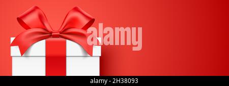 Boîte cadeau blanche enveloppée d'un ruban sur fond horizontal rouge avec espace pour copier.Bannière vectorielle réaliste pour boîte-cadeau. Illustration de Vecteur