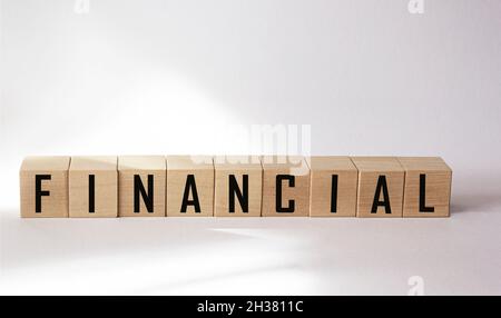 Le mot financier écrit par des cubes en bois.Montée et descente financières.Concept de mot finance. Banque D'Images