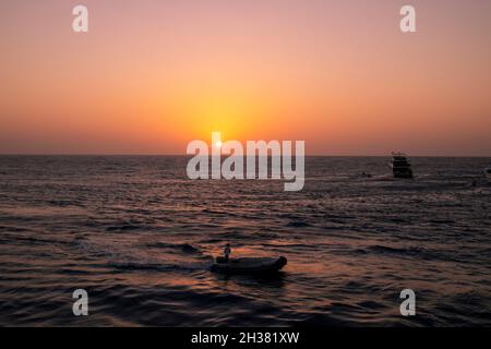 Coucher de soleil sur le récif de Daedalus au milieu de la mer Rouge, Égypte Banque D'Images