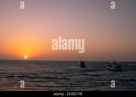 Coucher de soleil sur le récif de Daedalus au milieu de la mer Rouge, Égypte Banque D'Images