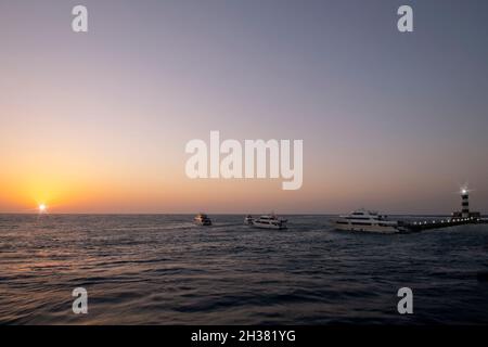 Coucher de soleil sur le récif de Daedalus au milieu de la mer Rouge, Égypte Banque D'Images