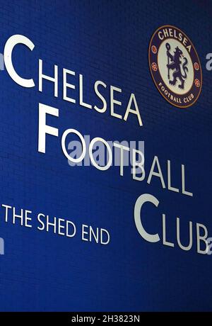 Vue générale de la section Shed End du stade avant le match de la Carabao Cup du quatrième tour à Stamford Bridge, Londres.Date de la photo: Mardi 26 octobre 2021. Banque D'Images