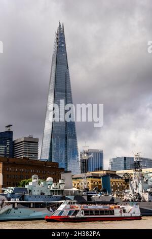 Un bateau de croisière sur la rivière City Cruises passe par le HMS Belfast et le Shard, la Tamise, Londres, Royaume-Uni. Banque D'Images