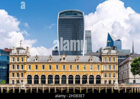 The Old Billingsgate Fish Market et City of London Skyline, Londres, Royaume-Uni. Banque D'Images