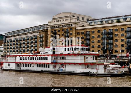 Le Dixie Queen Paddle Steamer amarré sur la Tamise à côté de Tower Bridge, Londres, Royaume-Uni. Banque D'Images