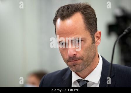 Washington, Vereinigte Staaten.26 octobre 2021.Michael Beckerman, vice-président et chef de la politique publique, Amériques, TikTok, comparaît lors d'une audience du Comité sénatorial sur le commerce, la science et les transports - sous-comité sur la protection des consommateurs, la sécurité des produits et la sécurité des données pour examiner la protection des enfants en ligne, en se concentrant sur Snapchat, TikTok,Et YouTube, dans le bureau du Sénat Russell à Washington, DC, le mardi 26 octobre 2021.Credit: Rod Lamkey/CNP/dpa/Alay Live News Banque D'Images