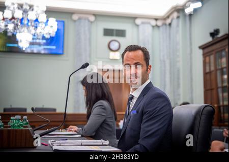 Washington, Vereinigte Staaten.26 octobre 2021.Michael Beckerman, vice-président et chef de la politique publique, Amériques, TikTok, comparaît lors d'une audience du Comité sénatorial sur le commerce, la science et les transports - sous-comité sur la protection des consommateurs, la sécurité des produits et la sécurité des données pour examiner la protection des enfants en ligne, en se concentrant sur Snapchat, TikTok,Et YouTube, dans le bureau du Sénat Russell à Washington, DC, le mardi 26 octobre 2021.Credit: Rod Lamkey/CNP/dpa/Alay Live News Banque D'Images