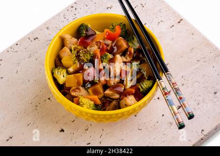 poulet yakissoba dans un bol jaune. Banque D'Images