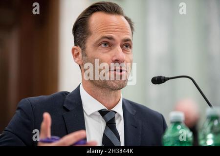 Washington, Vereinigte Staaten.26 octobre 2021.Michael Beckerman, vice-président et chef de la politique publique, Amériques, TikTok, comparaît lors d'une audience du Comité sénatorial sur le commerce, la science et les transports - sous-comité sur la protection des consommateurs, la sécurité des produits et la sécurité des données pour examiner la protection des enfants en ligne, en se concentrant sur Snapchat, TikTok,Et YouTube, dans le bureau du Sénat Russell à Washington, DC, le mardi 26 octobre 2021.Credit: Rod Lamkey/CNP/dpa/Alay Live News Banque D'Images