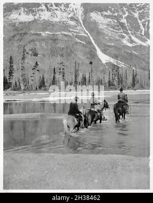 Frances Benjamin Johnston photographie vintage - trois campeurs à cheval traverser le fleuve Columbia à Washington Banque D'Images