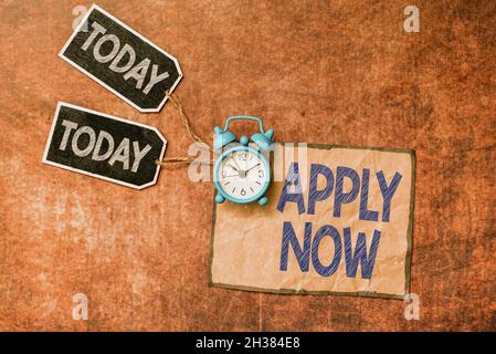 Affiche inspiration s'inscrire maintenant.Business concept demander quelque chose officiellement par écrit ou en envoyant sous forme de plans de gestion du temps pour Banque D'Images