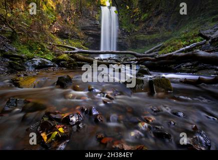 Henrhyd Falls sur la rivière Nant Llech près de Coelbren, avec une chute de 90 pieds c'est la plus haute cascade du sud du pays de Galles, au Royaume-Uni. Banque D'Images