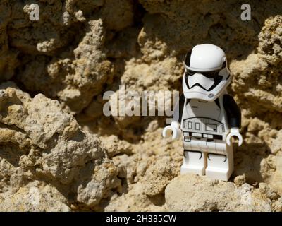 Chernihiv, Ukraine, 13 juillet 2021.Une figurine d'un stormtrooper impérial de Star Wars sur fond de terrain sablonneux.Illustration editori Banque D'Images