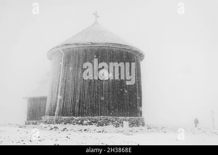 La chapelle catholique romaine de la chapelle Saint-Laurent au sommet de Sniezka, les monts Karkonosze à la frontière de la Pologne et de la République tchèque. Banque D'Images