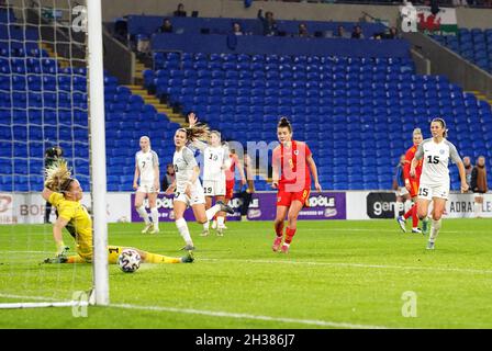 Angharad James (au centre), le pays de Galles, marque le premier but du match de qualification de l'UEFA pour la coupe du monde des femmes de la FIFA 2023 au stade de Cardiff City.Date de la photo: Mardi 26 octobre 2021. Banque D'Images