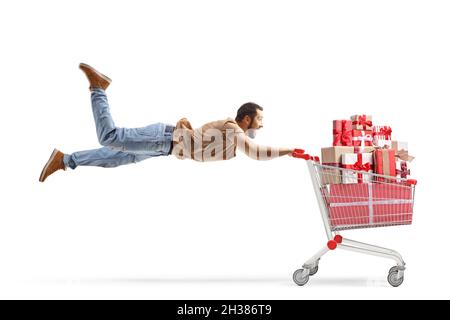 Un gars décontracté volant et tenant un panier plein de cadeaux isolés sur fond blanc Banque D'Images