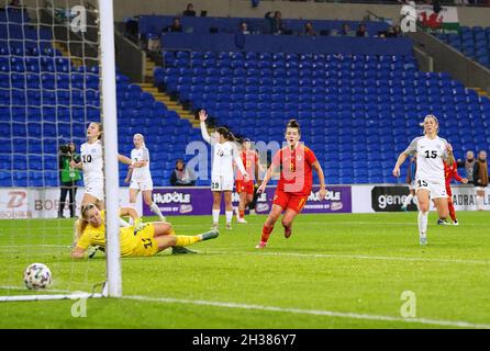 Angharad James (au centre), le pays de Galles, marque le premier but du match de qualification de l'UEFA pour la coupe du monde des femmes de la FIFA 2023 au stade de Cardiff City.Date de la photo: Mardi 26 octobre 2021. Banque D'Images