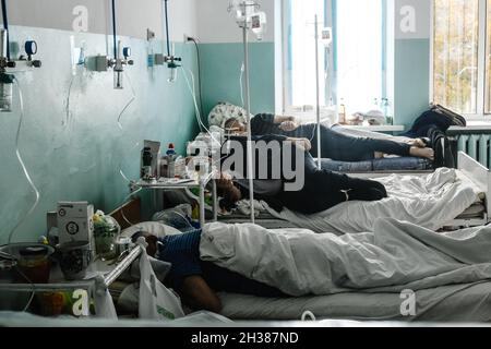 Non exclusif: ZAPORIZHIA, UKRAINE - 25 OCTOBRE 2021 - les patients sont photographiés dans une unité de soins intensifs COVID-19 de Zaporizhzhia Regional Infecti Banque D'Images