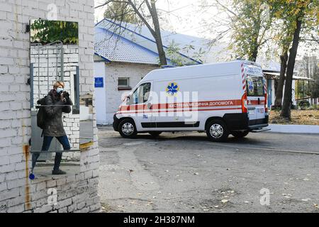 Non exclusif: ZAPORIZHHIA, UKRAINE - 25 OCTOBRE 2021 - une ambulance est garée à l'extérieur de l'hôpital régional des maladies infectieuses de Zaporizhzhia que Banque D'Images