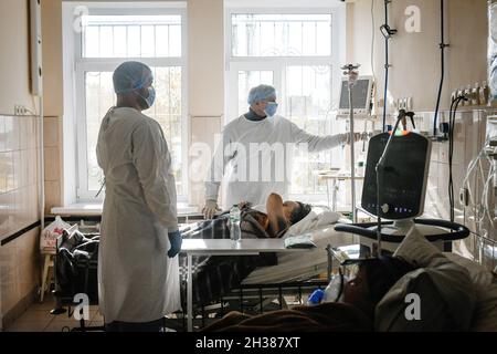 Non exclusif: ZAPORIZHHIA, UKRAINE - 25 OCTOBRE 2021 - les travailleurs de la santé assistent à un patient dans une unité de soins intensifs COVID-19 de Zaporizhzhia Banque D'Images