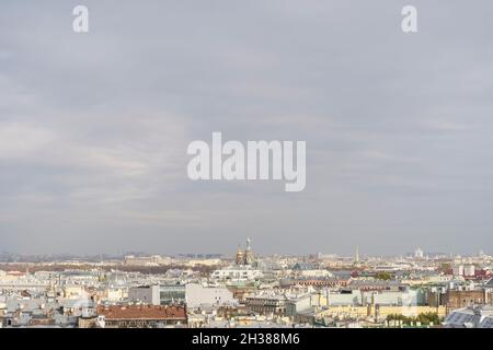 Panorama de Saint-Pétersbourg depuis la hauteur du fond.Vue sur les toits de Saint-Pétersbourg en automne.Centres d'intérêt et centre-ville.Photo de haute qualité Banque D'Images