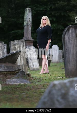 Madison, Connecticut, États-Unis.9 août 2021.Moyen et guérisseur CHRYSTYNE MCGRATH au cimetière de Rockland, Madison, Connecticut.Une jeune femme nommée Mary Stannard a été assassinée en 1878 et enterrée ici dans une tombe non marquée.Malgré des preuves accablantes de la culpabilité du révérend local, l'affaire s'est terminée par une erreur.Le Révérend fut libéré, et Stannard quitta le désir de justice de l'autre côté.Elle a hanté la région, jusqu'à ce que McGrath l'aide à traverser plusieurs années auparavant.Un petit village de l'époque coloniale, appelé le petit village de Genesee, se trouvait autrefois à proximité du cimetière à la fin du 1700‚ â â„ âs, bu Banque D'Images