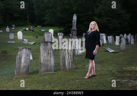 Madison, Connecticut, États-Unis.9 août 2021.Moyen et guérisseur CHRYSTYNE MCGRATH au cimetière de Rockland, Madison, Connecticut.Une jeune femme nommée Mary Stannard a été assassinée en 1878 et enterrée ici dans une tombe non marquée.Malgré des preuves accablantes de la culpabilité du révérend local, l'affaire s'est terminée par une erreur.Le Révérend fut libéré, et Stannard quitta le désir de justice de l'autre côté.Elle a hanté la région, jusqu'à ce que McGrath l'aide à traverser plusieurs années auparavant.Un petit village de l'époque coloniale, appelé le petit village de Genesee, s'était autrefois tenu à proximité du cimetière à la fin des années 1700, mais avait eu Banque D'Images