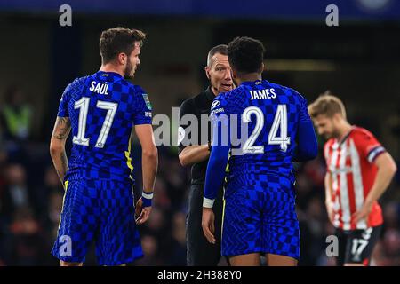 L'arbitre Kevin Friend parle à Reece James #24 de Chelsea Banque D'Images