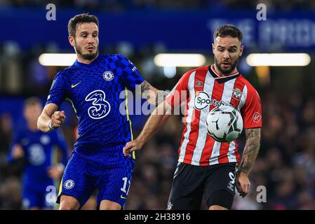 Adam Armstrong #9 de Southampton contrôle le ballon malgré la presse de Saül Ñiguez #17 de Chelsea Banque D'Images