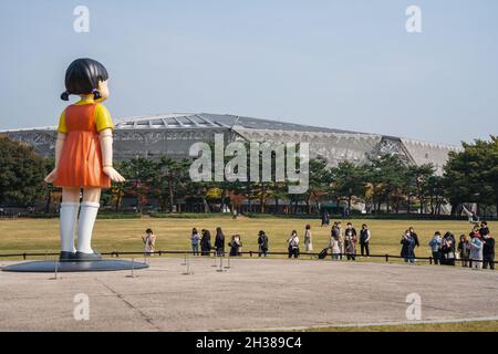 Séoul, Corée du Sud.26 octobre 2021.Vue d'une poupée géante de la série d'origine Netflix 'Squid Game' installée dans le parc olympique de Séoul.La poupée géante de la série originale Netflix 'Squid Game' est exposée au parc olympique de Séoul, en Corée du Sud, du 25 octobre au 23 janvier de l'année prochaine.Crédit : SOPA Images Limited/Alamy Live News Banque D'Images