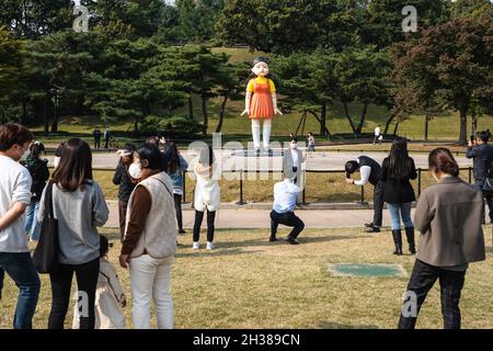 Séoul, Corée du Sud.26 octobre 2021.Les gens prennent des photos de la poupée géante de la série originale Netflix 'Squid Game' au parc olympique de Séoul.La poupée géante de la série originale Netflix 'Squid Game' est exposée au parc olympique de Séoul, en Corée du Sud, du 25 octobre au 23 janvier de l'année prochaine.Crédit : SOPA Images Limited/Alamy Live News Banque D'Images