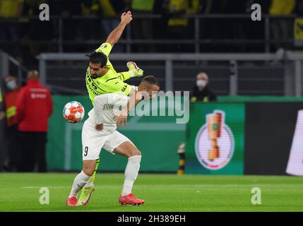 Dortmund, Allemagne.26 octobre 2021. Firo: 10/26/2021, Fuvuball, 1er Bundesliga, saison 2021/2022,Coupe DFB, 2e tour, BVB, Borussia Dortmund - FC Ingolstadt Emre CAN contre KAYA/dpa/Alamy Live News Banque D'Images