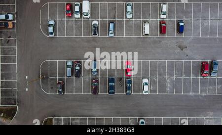 Parking vu d'en haut.Vue aérienne au-dessus des voitures multicolores sur le parking - vue sur les drones. Banque D'Images