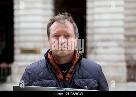 Londres, Royaume-Uni, 26 octobre 2021 : Richard Ratcliffe, le troisième jour de sa grève de la faim devant le Bureau des affaires étrangères, du Commonwealth et du développement, exigeant un Banque D'Images