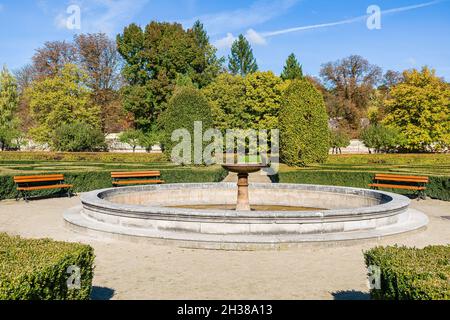 BUCOVICE, RÉPUBLIQUE TCHÈQUE - 18 octobre 2021: Bucovice, République Tchèque - 16 octobre 2021 Fontaine du château Renaissance classique en forme circulaire dans le parc Banque D'Images