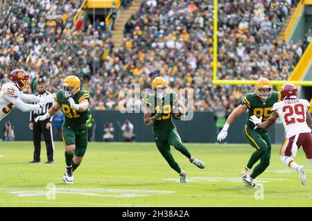 24 octobre 2021 : le grand receveur de Green Bay Packers, Eanimeous St. Brown #19, court après avoir fait une prise lors du match de football de la NFL entre l'équipe de football de Washington et les Green Bay Packers au Lambeau Field à Green Bay, Wisconsin. Banque D'Images