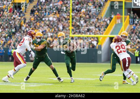24 octobre 2021 : le grand receveur de Green Bay Packers, Eanimeous St. Brown #19, court après avoir fait une prise lors du match de football de la NFL entre l'équipe de football de Washington et les Green Bay Packers au Lambeau Field à Green Bay, Wisconsin. Banque D'Images